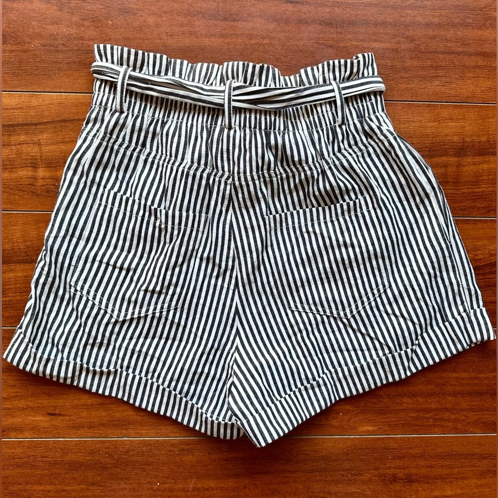 Black & White Pinstriped High-Waisted Women's Fabric Shorts with Belt - Picture 2 of 2